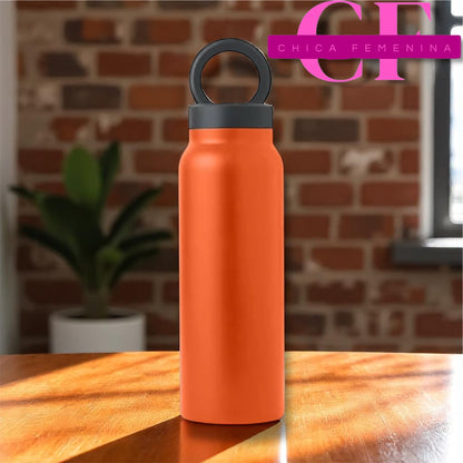 BOTELLA DE AGUA AISLADA CON SOPORTE PARA TELÉFONO